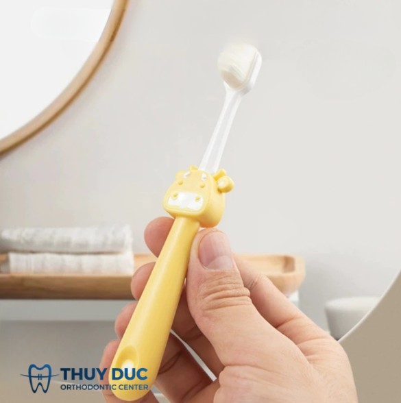 2. Tập cho bé làm quen với bàn chải đánh răng 1 2. Tập cho bé làm quen với bàn chải đánh răng 1