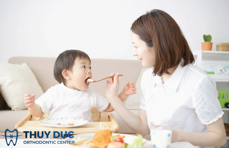 3. Cha mẹ nên làm gì khi trẻ mọc răng chậm? 1 3. Cha mẹ nên làm gì khi trẻ mọc răng chậm? 1