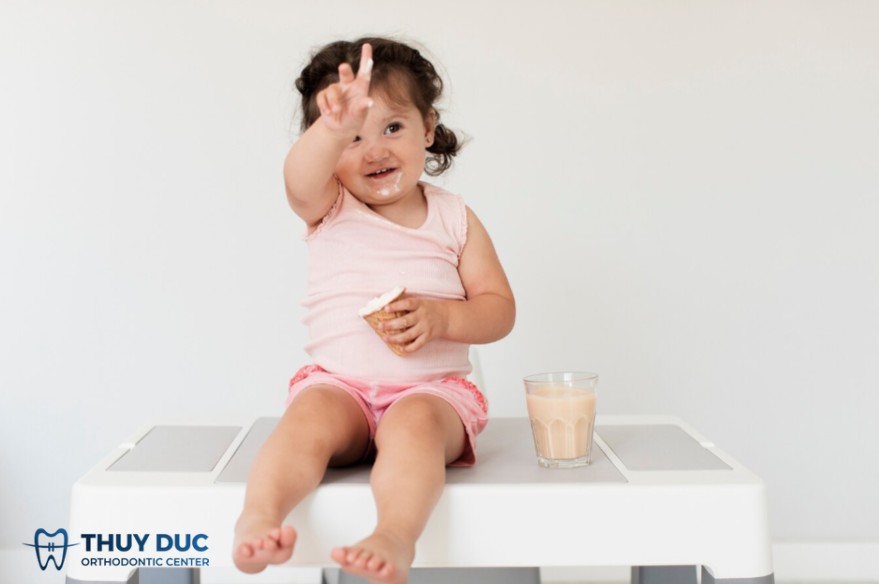 1. Tại sao con 1 tuổi đã cần vệ sinh răng miệng? 1 1. Tại sao con 1 tuổi đã cần vệ sinh răng miệng? 1