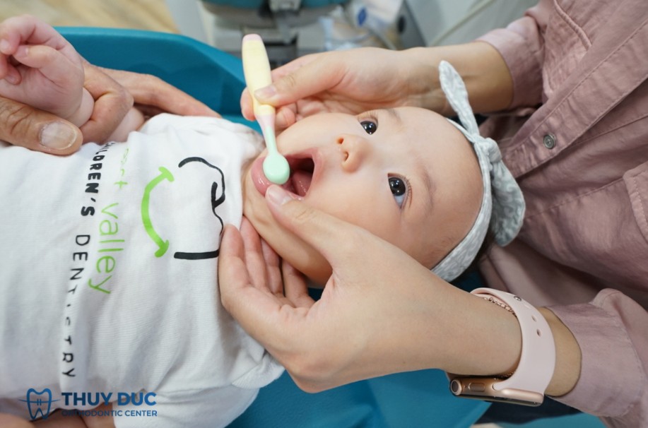 1. Trẻ nên đi khám răng lần đầu khi nào? 1