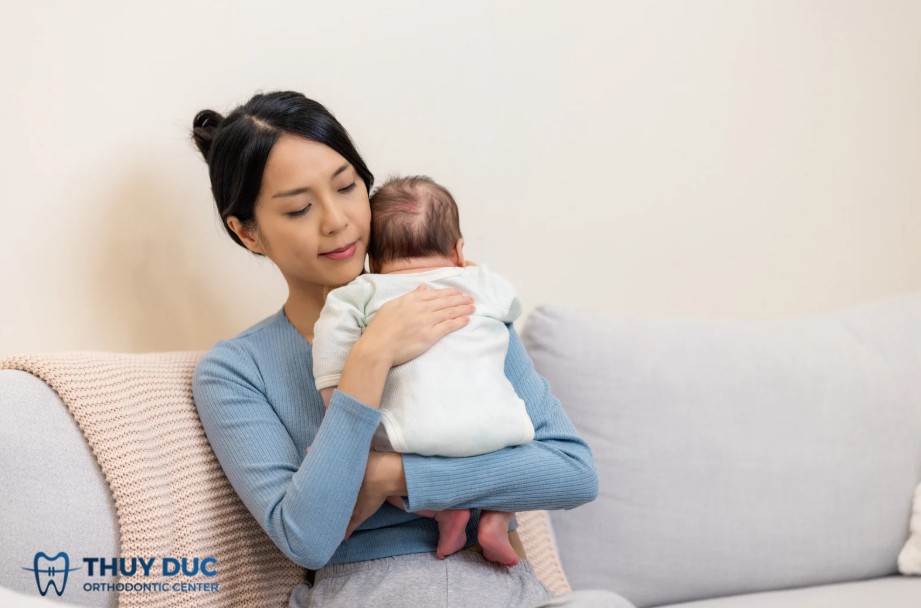 Tránh thay đổi môi trường sống đột ngột trong giai đoạn bé mọc răng 1 Tránh thay đổi môi trường sống đột ngột trong giai đoạn bé mọc răng 1