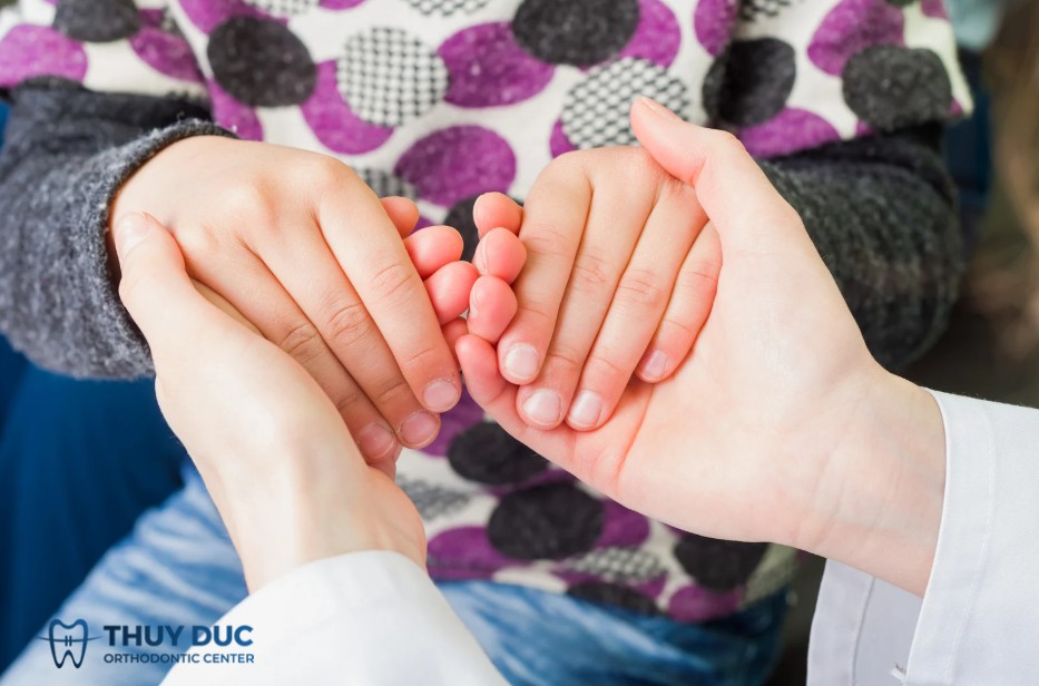 4.1 Giữ bình tĩnh và trấn an trẻ 1